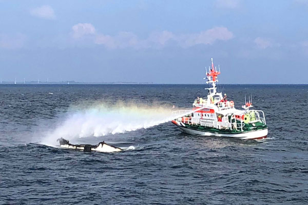 Motorboot auf der Ostsee ausgebrannt – Seenotretter bringen Besatzung in Sicherheit