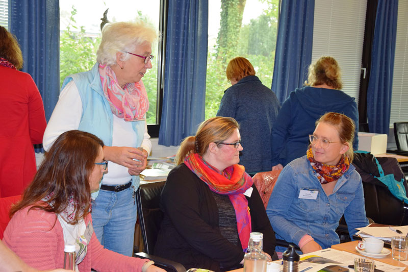 Bild: „Plietsch fürs Klima“-Workshop: Gegenseitige Vernetzung ist bei den Pädagog*innen Thema gewesen. Fotos: Kreis Dithmarschen