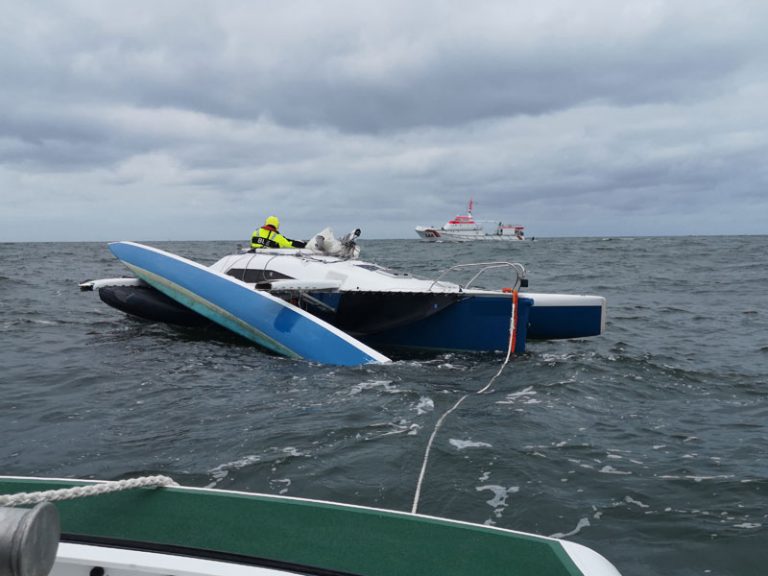 Trimaran zerbricht auf der Nordsee: Gemeinsamer Einsatz von Seenotrettern und Fischereischutzboot vor Helgoland