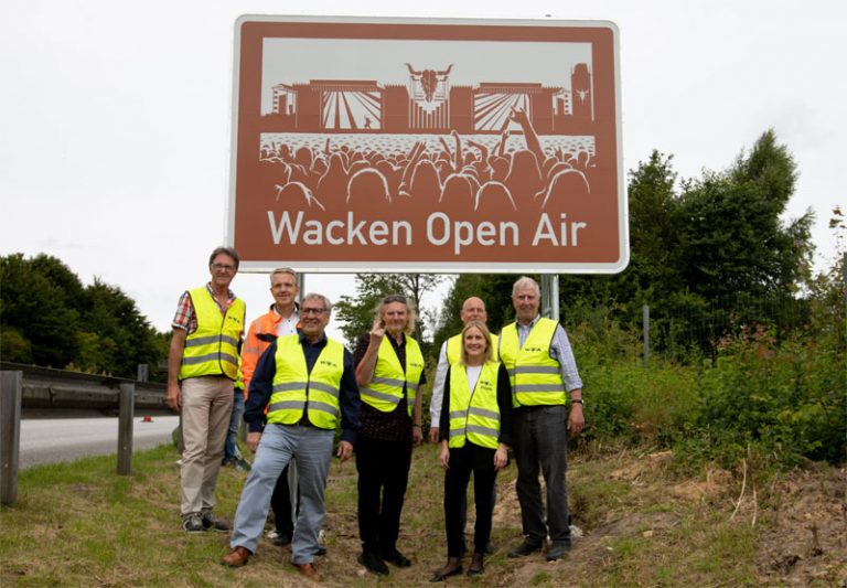 Endlich ganz seriös – Touristische Hinweistafeln „Wacken Open Air “ an der A23 enthüllt