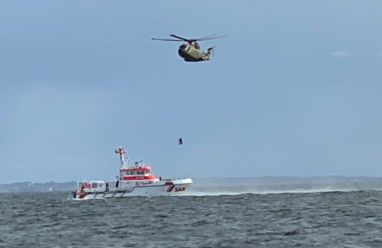 Angler von dänischem Hubschrauber aus Rettungsinsel gerettet