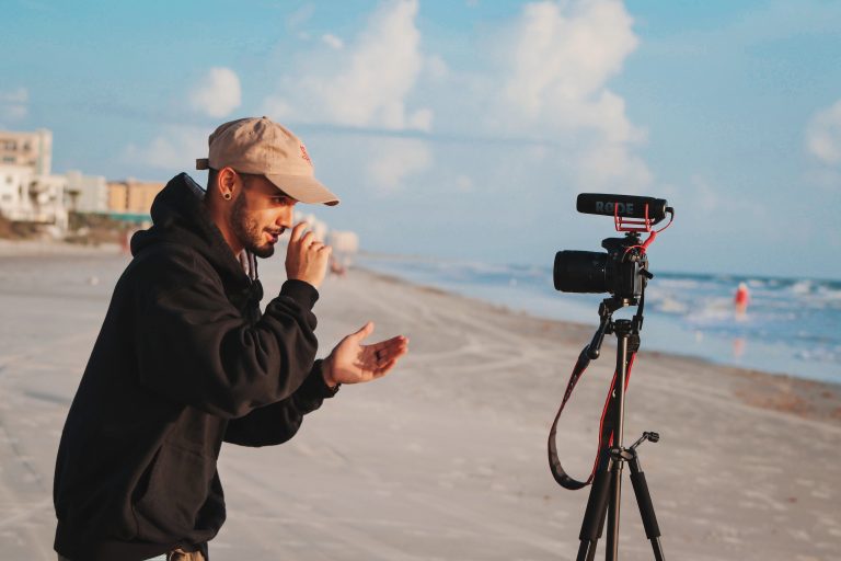 Umzug ans Meer: Ist es möglich, sich als Video-Blogger selbstständig zu machen?