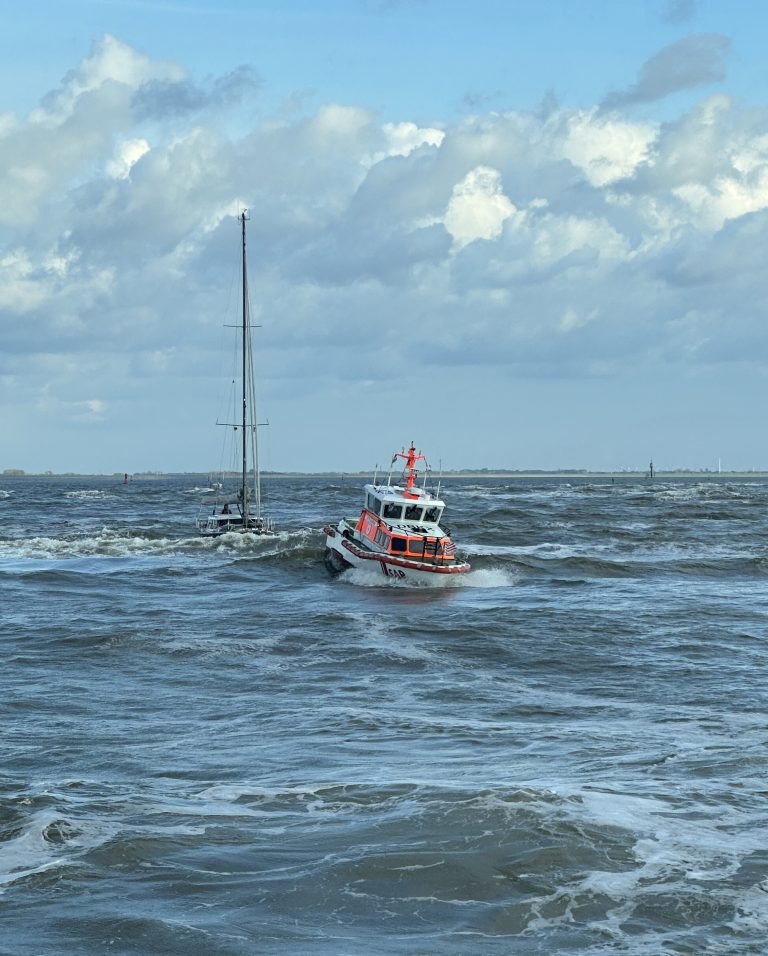 Seenotretter retten britischen Segler vor der Küste von Norderney