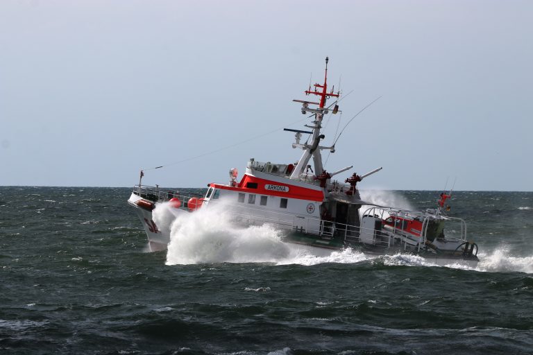 Rostock: Nachteinsatz der Seenotretter für erkrankten Seemann auf Schweden-Fähre