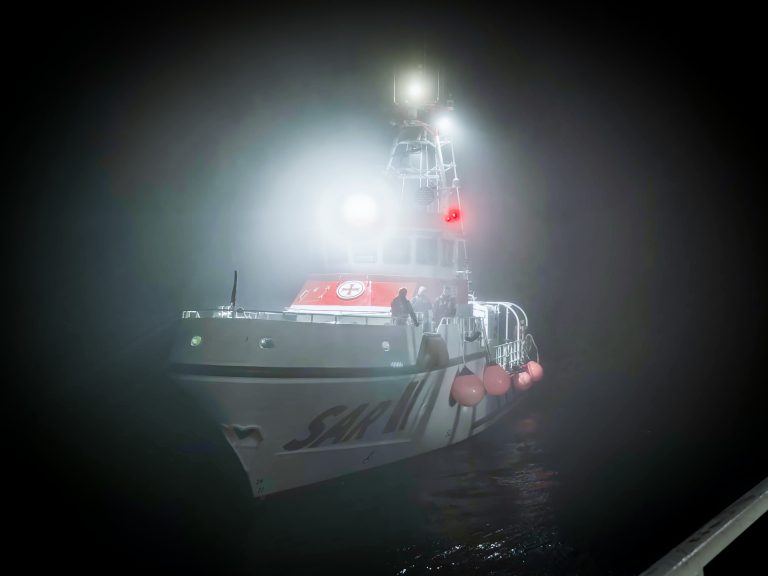 Seenotretter gemeinsam mit Zoll im Einsatz für Seemann von Windpark-Errichterschiff