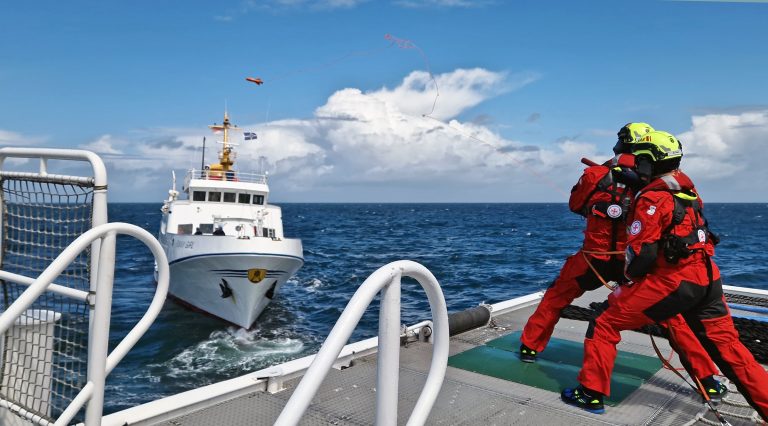 Bei Sturm und Regen: Seebäderschiff „Funny Girl“ manövrierunfähig vor Helgoland
